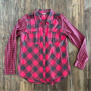 BKE Eased L/S Plaid Snap Button Shirt Womens Large Cut Out Shoulders Red Black